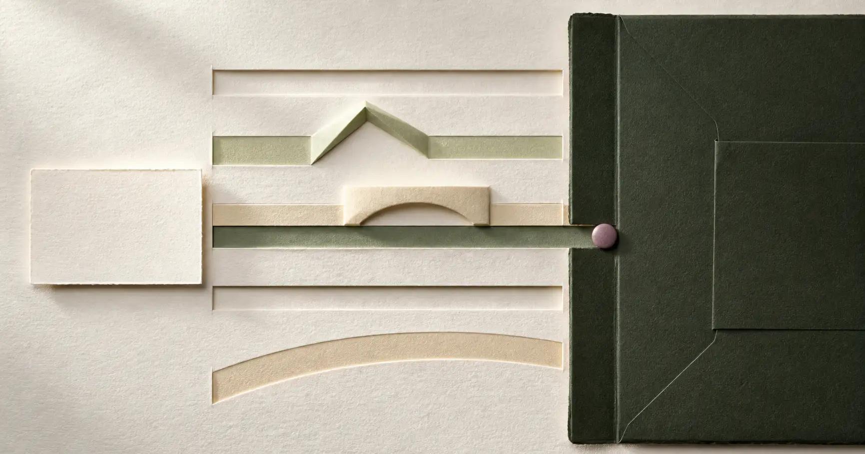 Composición de papel recortado con seis recorridos en relieve que convergen junto a una carpeta verde oliva y un pequeño remache malva.